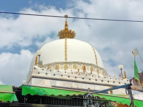 कुर्सी पर कोई भी बैठे राजा तो मेरा ख़्वाजा है / Kursi Par Koi Bhi Baithe Raja To Mera Khwaja Hai