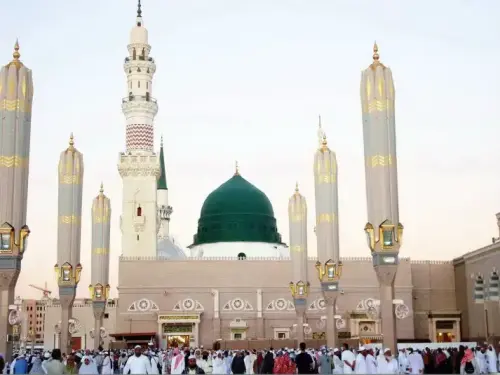 नबी का जश्न आया है फ़िदा हैं आशिक़ान-ए-रसूल / Nabi Ka Jashn Aaya Hai Fida Hain Aashiqan-e-Rasool